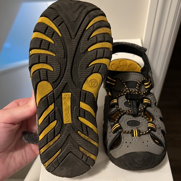Khombu toddler sandals gray/yellow/black size 12 - Picture 2 of 3